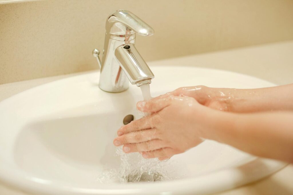 Washing your hands can help prevent yeast infection?